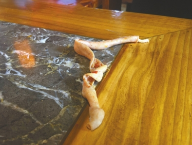 女子吃火锅吃出疑似鸭屎要求赔10倍 店家:敲诈
